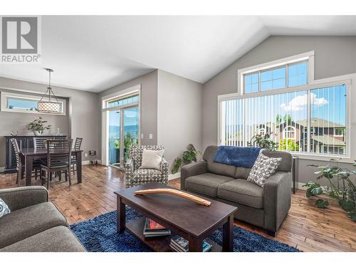 757 Crozier Avenue, Kelowna, BC - Indoor Photo Showing Living Room