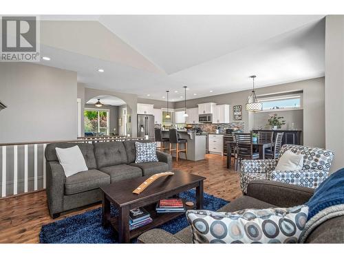 757 Crozier Avenue, Kelowna, BC - Indoor Photo Showing Living Room