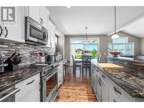 757 Crozier Avenue, Kelowna, BC - Indoor Photo Showing Kitchen With Upgraded Kitchen