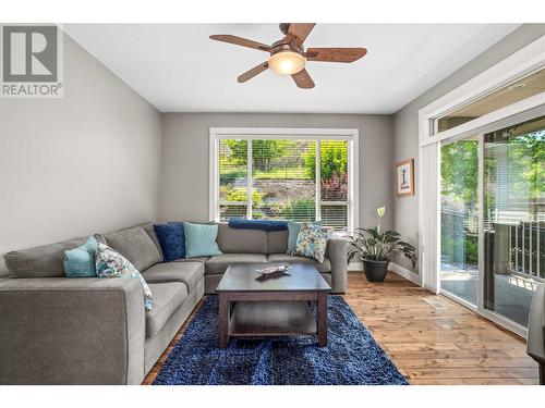 757 Crozier Avenue, Kelowna, BC - Indoor Photo Showing Living Room