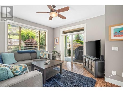 757 Crozier Avenue, Kelowna, BC - Indoor Photo Showing Living Room