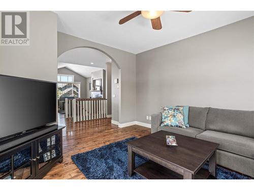 757 Crozier Avenue, Kelowna, BC - Indoor Photo Showing Living Room