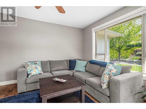 757 Crozier Avenue, Kelowna, BC - Indoor Photo Showing Living Room