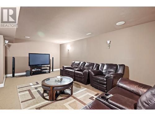 1429 Black Mountain Crescent, Kelowna, BC - Indoor Photo Showing Living Room