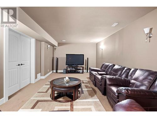 1429 Black Mountain Crescent, Kelowna, BC - Indoor Photo Showing Living Room