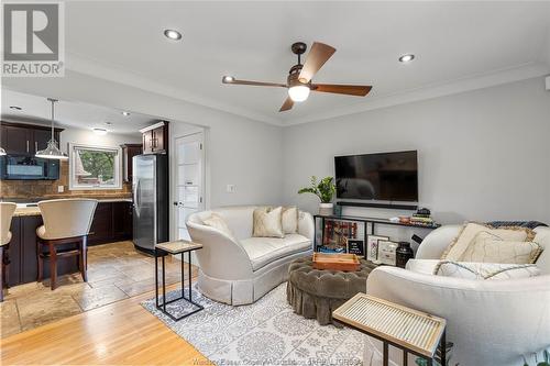 4298 Longfellow, Windsor, ON - Indoor Photo Showing Living Room