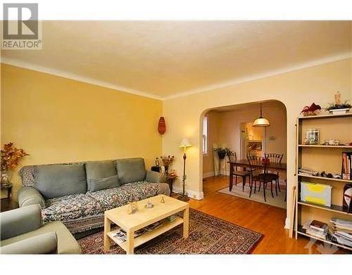 374 Brant Street, Ottawa, ON - Indoor Photo Showing Living Room