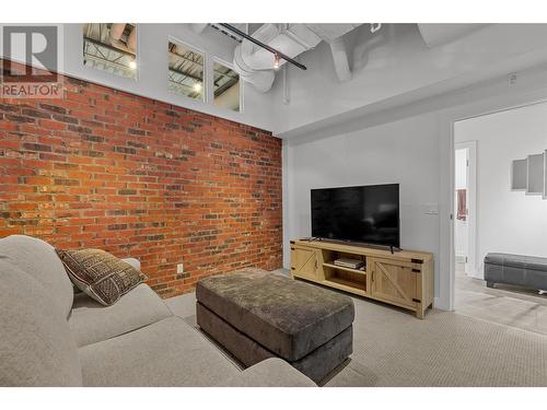 1630 Pandosy Street Unit# 601, Kelowna, BC - Indoor Photo Showing Living Room