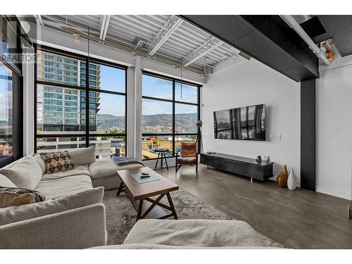 1630 Pandosy Street Unit# 601, Kelowna, BC - Indoor Photo Showing Living Room