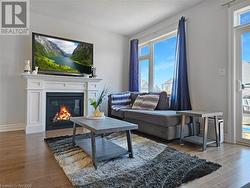 Livingroom with natural gas fireplace and lots of natural light - 