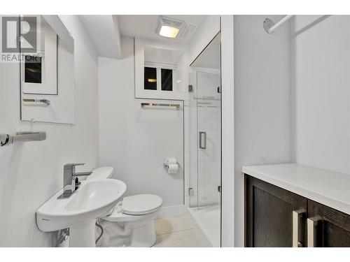 1480 Flemish Street, Kelowna, BC - Indoor Photo Showing Bathroom