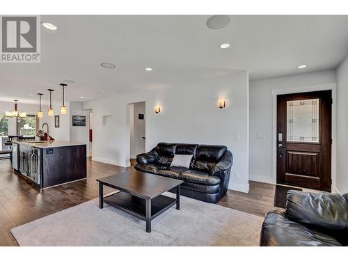 1480 Flemish Street, Kelowna, BC - Indoor Photo Showing Living Room