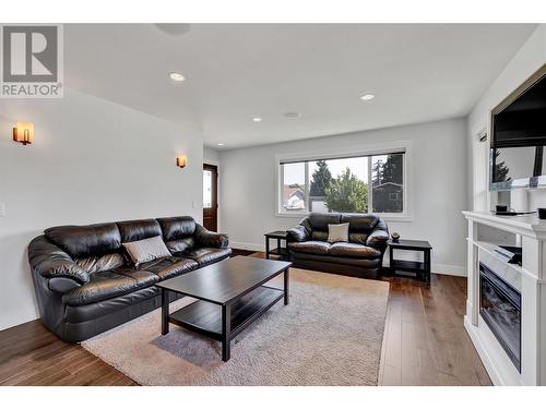 1480 Flemish Street, Kelowna, BC - Indoor Photo Showing Living Room