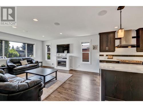 1480 Flemish Street, Kelowna, BC - Indoor Photo Showing Living Room