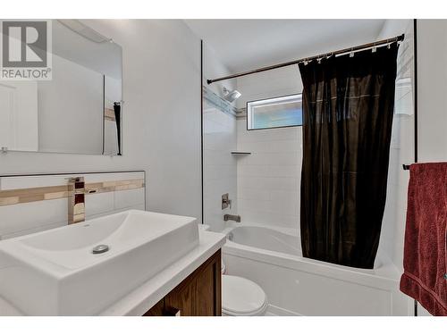 1480 Flemish Street, Kelowna, BC - Indoor Photo Showing Bathroom