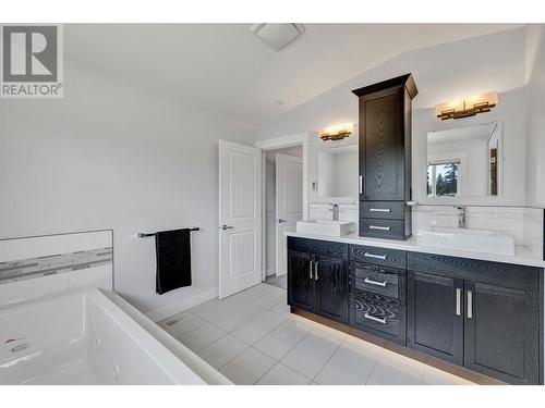 1480 Flemish Street, Kelowna, BC - Indoor Photo Showing Bathroom