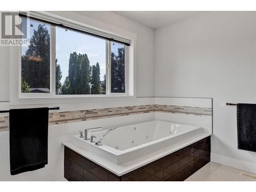 1480 Flemish Street, Kelowna, BC - Indoor Photo Showing Bathroom