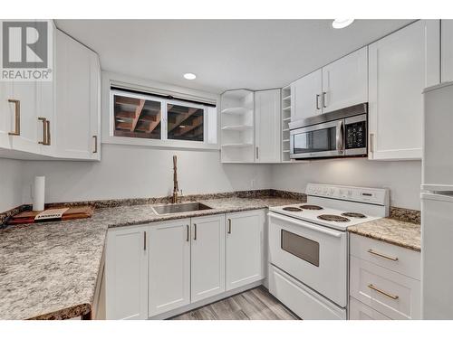 1480 Flemish Street, Kelowna, BC - Indoor Photo Showing Kitchen