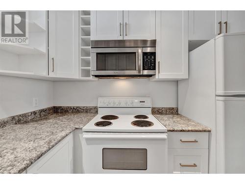 1480 Flemish Street, Kelowna, BC - Indoor Photo Showing Kitchen