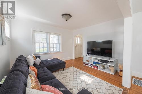 741 Third Avenue, Peterborough (Otonabee), ON - Indoor Photo Showing Living Room