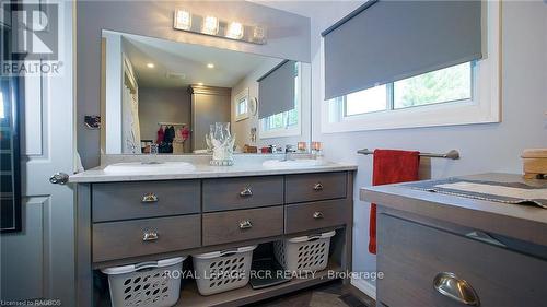 144 Loucks Lane, Chatsworth, ON - Indoor Photo Showing Bathroom