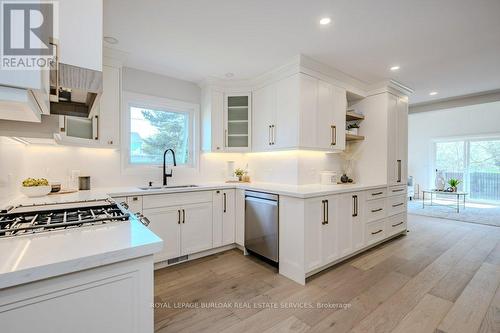 554 Clark Avenue, Burlington (Brant), ON - Indoor Photo Showing Kitchen With Double Sink With Upgraded Kitchen