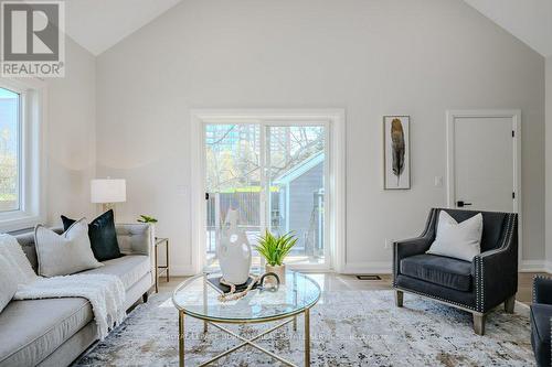 554 Clark Avenue, Burlington (Brant), ON - Indoor Photo Showing Living Room