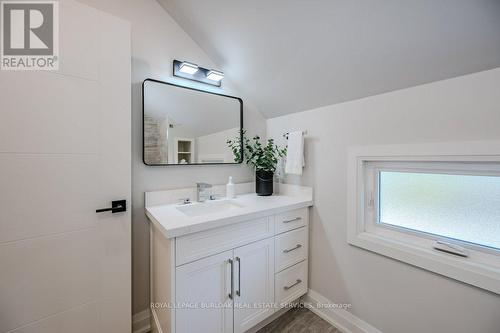 554 Clark Avenue, Burlington (Brant), ON - Indoor Photo Showing Bathroom