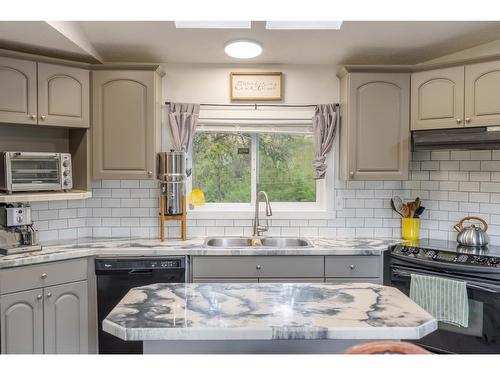 8144 Highway 3/93, Cranbrook, BC - Indoor Photo Showing Kitchen