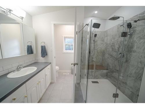 8144 Highway 3/93, Cranbrook, BC - Indoor Photo Showing Bathroom