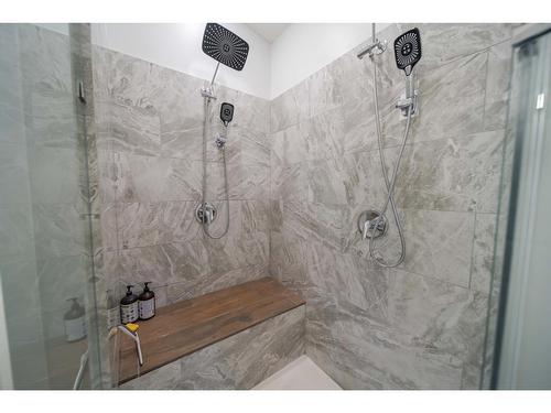 8144 Highway 3/93, Cranbrook, BC - Indoor Photo Showing Bathroom