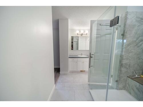 8144 Highway 3/93, Cranbrook, BC - Indoor Photo Showing Bathroom