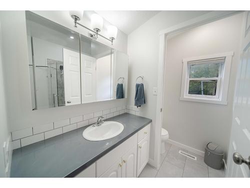 8144 Highway 3/93, Cranbrook, BC - Indoor Photo Showing Bathroom