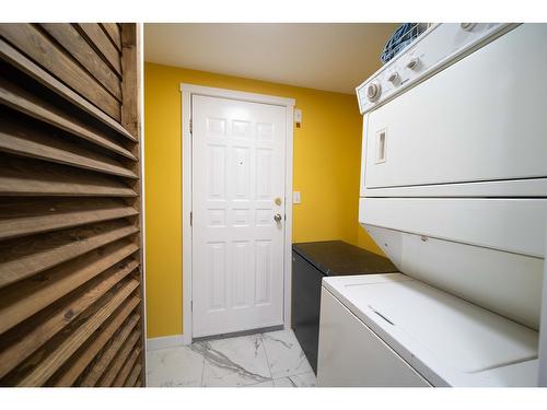 8144 Highway 3/93, Cranbrook, BC - Indoor Photo Showing Laundry Room