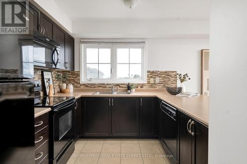 19 - 2551 Sixth Line, Oakville (River Oaks), ON - Indoor Photo Showing Kitchen With Double Sink