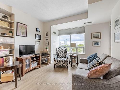 705-16 Dallimore Circ, Toronto, ON - Indoor Photo Showing Living Room