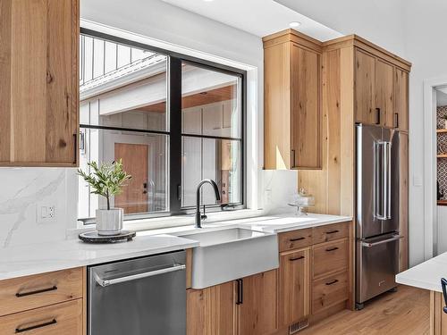 8555 Barnhartvale Road, Kamloops, BC - Indoor Photo Showing Kitchen With Upgraded Kitchen