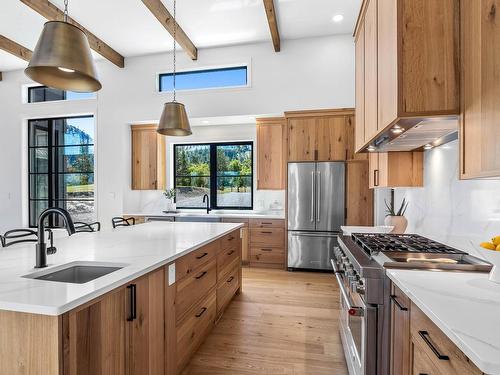 8555 Barnhartvale Road, Kamloops, BC - Indoor Photo Showing Kitchen With Upgraded Kitchen