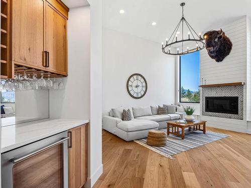 8555 Barnhartvale Road, Kamloops, BC - Indoor Photo Showing Living Room With Fireplace