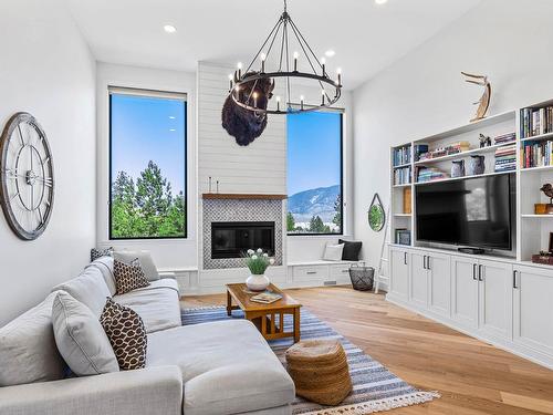 8555 Barnhartvale Road, Kamloops, BC - Indoor Photo Showing Living Room With Fireplace