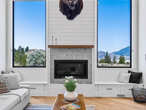 8555 Barnhartvale Road, Kamloops, BC - Indoor Photo Showing Living Room With Fireplace