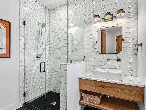 8555 Barnhartvale Road, Kamloops, BC - Indoor Photo Showing Bathroom