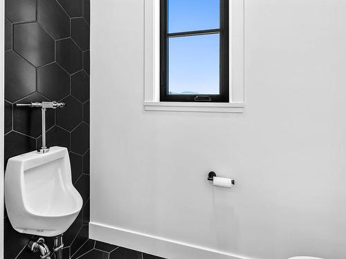 8555 Barnhartvale Road, Kamloops, BC - Indoor Photo Showing Bathroom