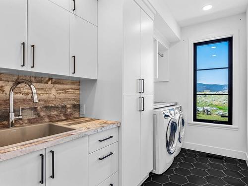 8555 Barnhartvale Road, Kamloops, BC - Indoor Photo Showing Laundry Room