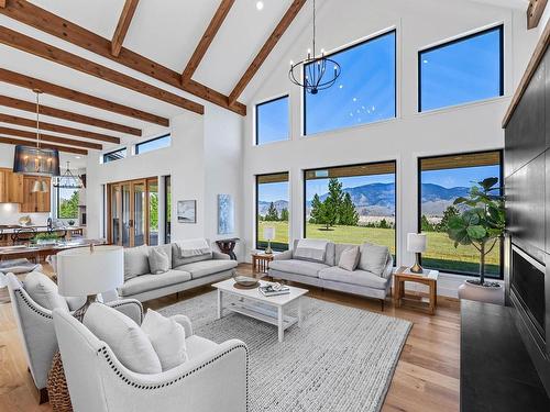 8555 Barnhartvale Road, Kamloops, BC - Indoor Photo Showing Living Room