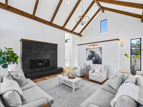 8555 Barnhartvale Road, Kamloops, BC - Indoor Photo Showing Living Room With Fireplace