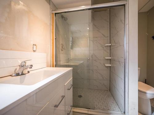 2661 Young Place, Kamloops, BC - Indoor Photo Showing Bathroom