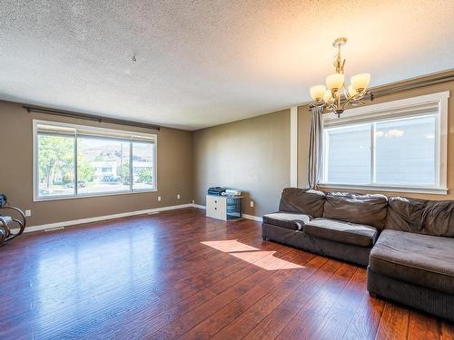 2661 Young Place, Kamloops, BC - Indoor Photo Showing Living Room