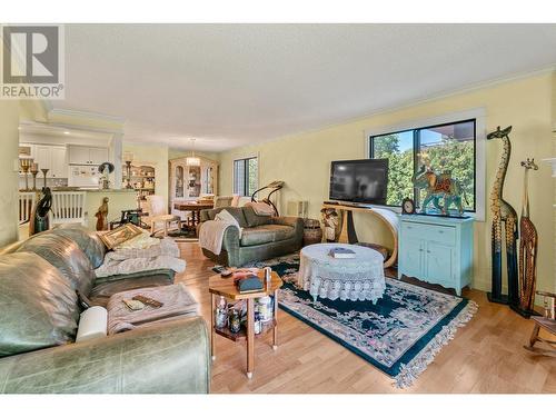 1035 Bernard Avenue Unit# 114, Kelowna, BC - Indoor Photo Showing Living Room