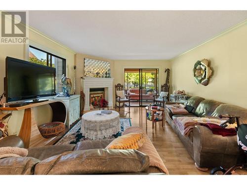 1035 Bernard Avenue Unit# 114, Kelowna, BC - Indoor Photo Showing Living Room With Fireplace